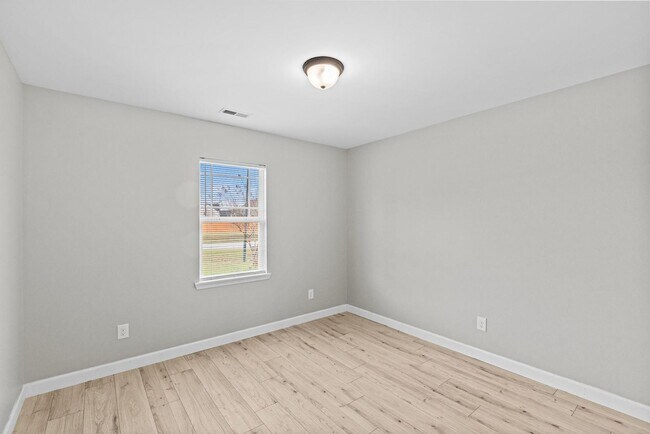 Building Photo - Bridgeport Home with Community Pool!