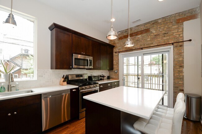 Building Photo - 1545 N Claremont Ave