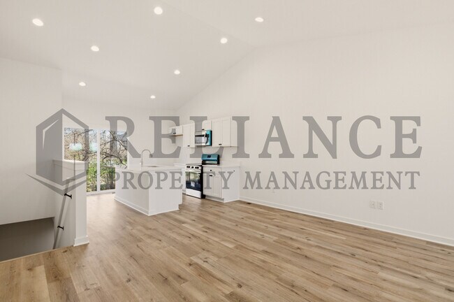 Building Photo - 5240 N Pinecrest Ct