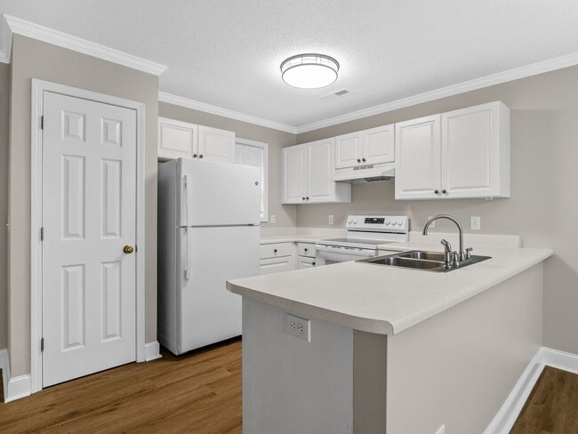 Building Photo - Newly Renovated 2BR, 2.5 BA in Greer SC