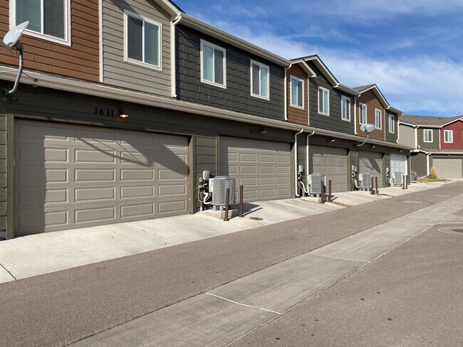 Building Photo - Beautiful Townhome 3-Bedroom / 2.5-Bath Near Walking Trail, Park