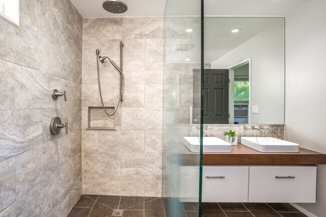 Building Photo - Beautifully Appointed Fully Furnished 4 bedroom/3 bathroom Kuau BayView House w/ Ocean views