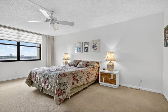 Building Photo - 18151 NE 31st Ct