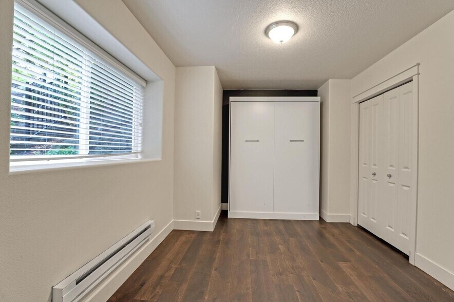 Building Photo - 10533 NE Avery Way