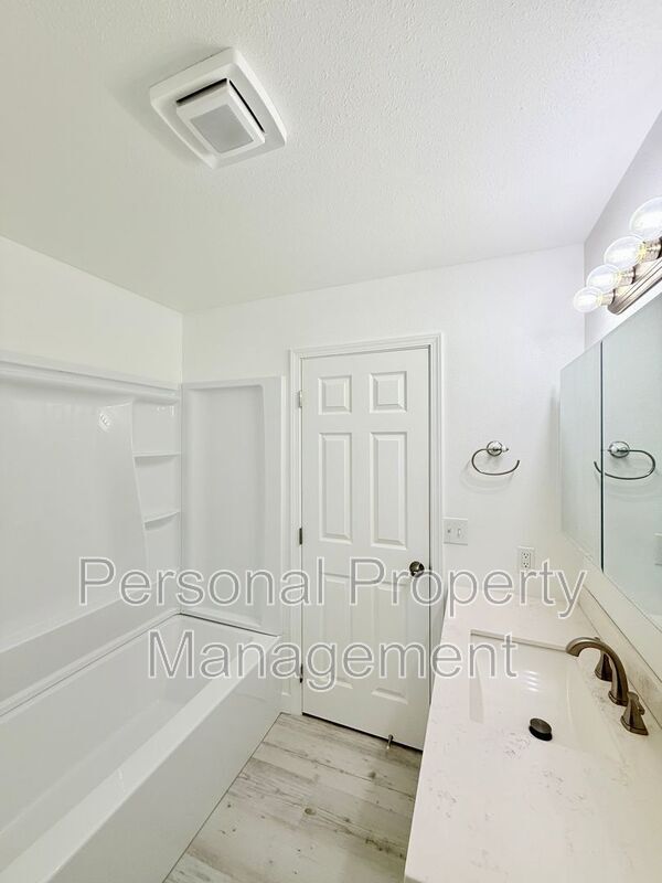 Building Photo - 7415 NE 61st Ave