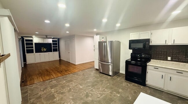 Building Photo - Charming 3-Bedroom Home in Crestwood with a Private Creekside Backyard