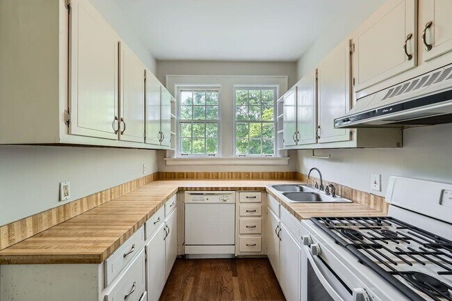 Building Photo - 21 Peachtree Memorial Dr NW