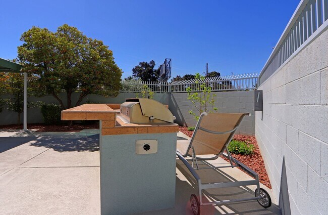 Building Photo - 360 E Desert Inn Rd