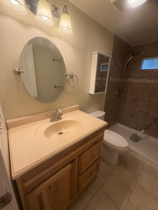 Building Photo - 3 Bed 2 Bath Home