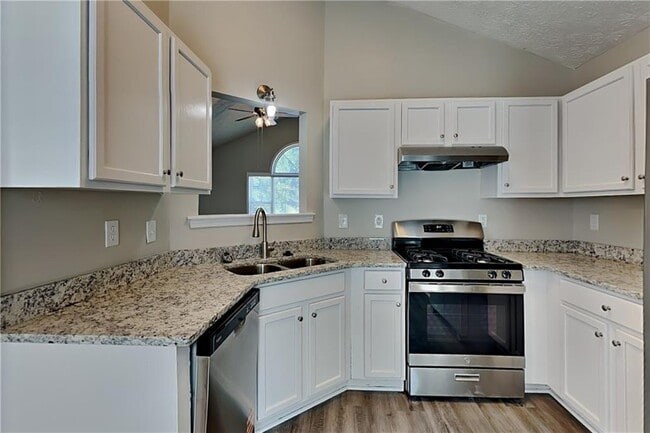Building Photo - 565 Pine Valley Dr
