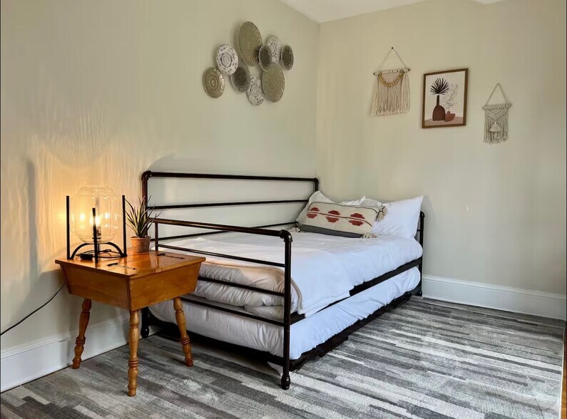 Building Photo - 1515 W Concho Ave