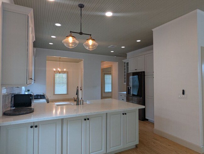 Building Photo - Stunning Fully Renovated 3-Bedroom, 2-Bathroom Cottage-Style Home