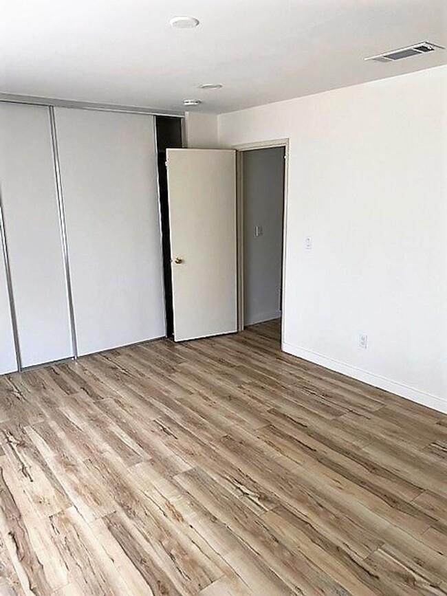 Building Photo - Live in West Redding!!