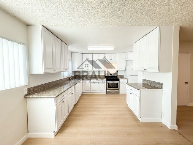 Building Photo - 13129 Oxnard St