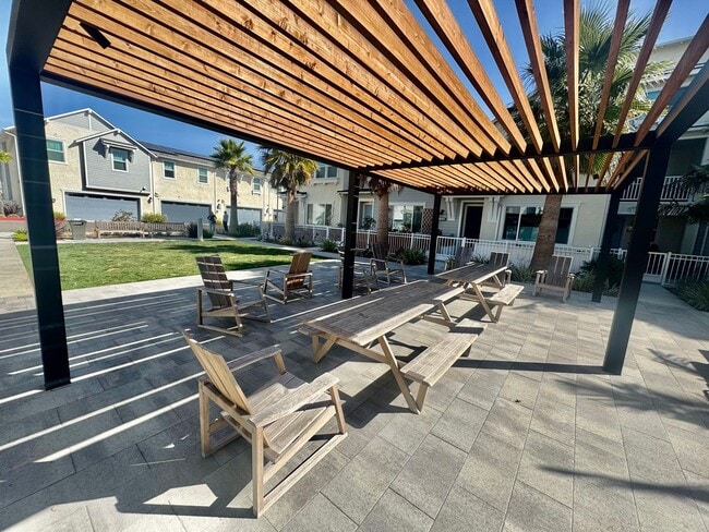 Building Photo - Gorgeous Newly Constructed Townhome