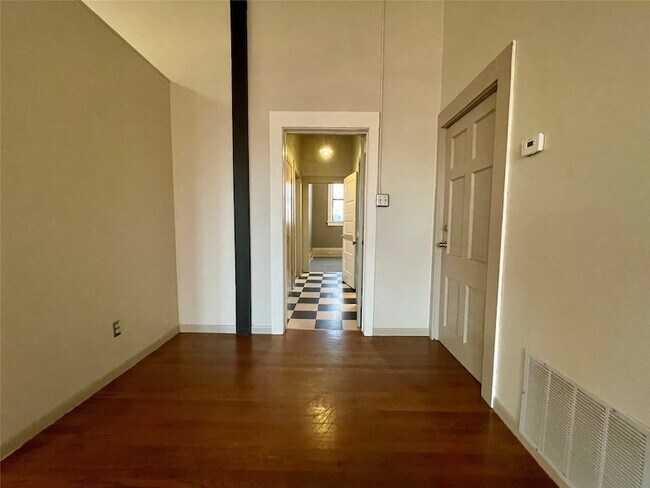 Building Photo - 105 W Hickory St