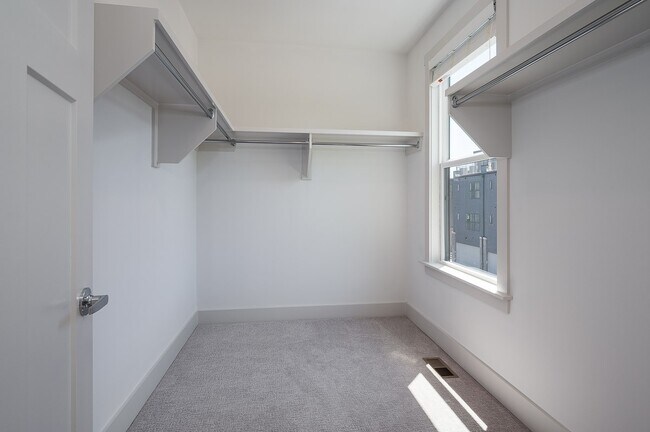 Building Photo - 900 Meridian St