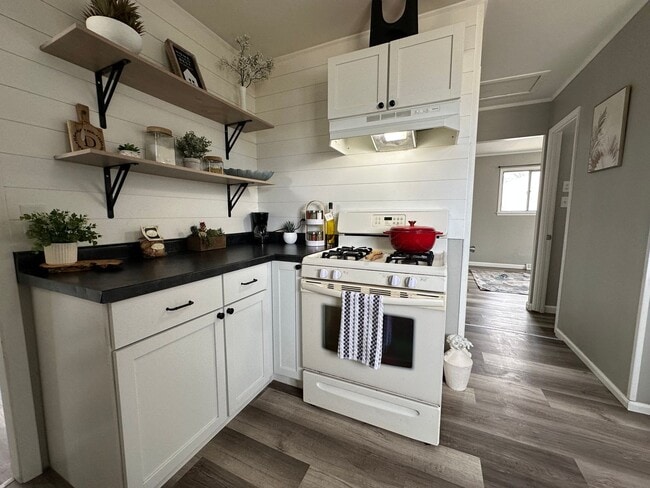 Building Photo - Spacious 2 bed, 1 bath home for rent in NE Waterloo available IMMEDIATELY .