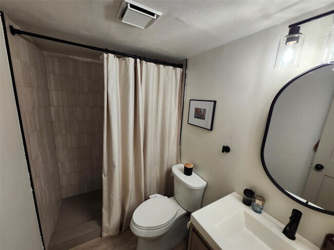 Building Photo - 10004 Winding Lake Rd