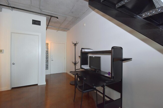 Building Photo - 2000 Bagby St