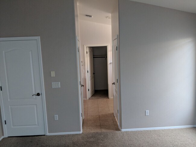 Building Photo - 3 Bedroom 2 Bath Rental.
