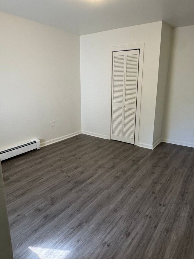 Building Photo - 3 Bedroom / 1 Bathroom Home in Allentown!