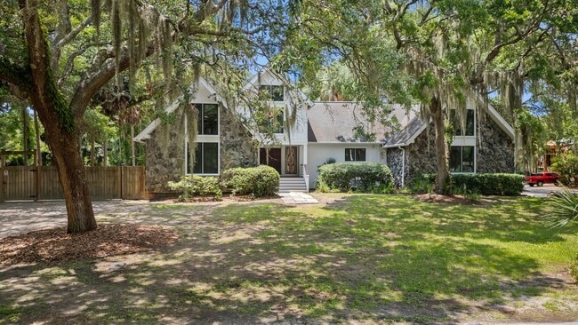 Building Photo - Available 6/15. Stunning, Fully-Rennovated...
