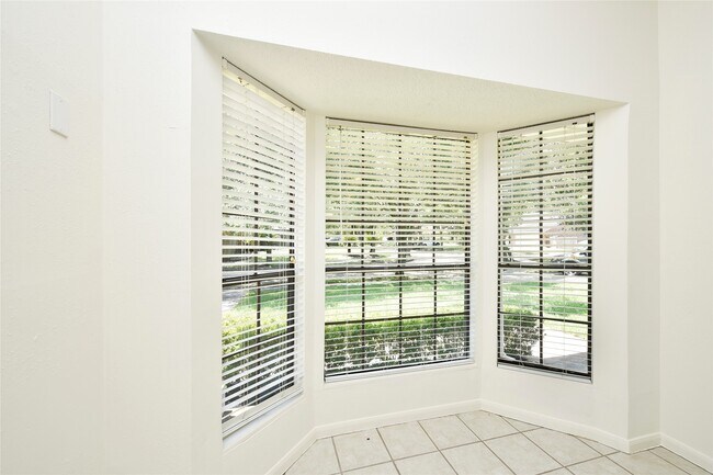 Building Photo - 2035 Shorewood Ln