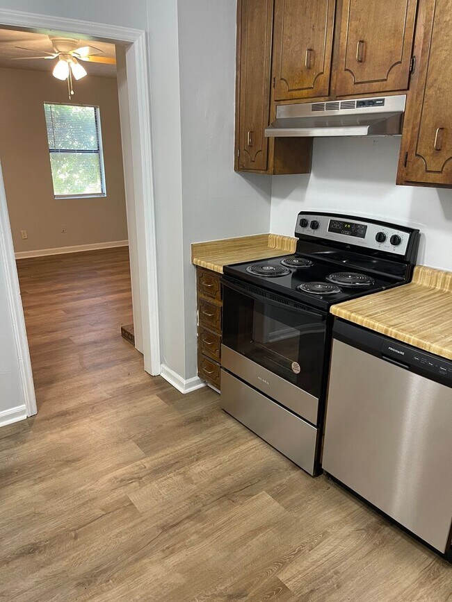 Building Photo - 2 Bedroom/ 1.5 Bathroom Duplex on Old Epps Bridge Rd!  Available early June!