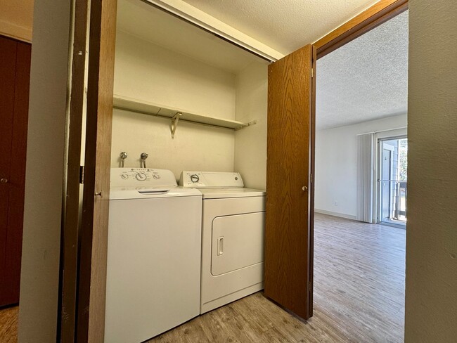 Building Photo - 1 Bed 1 Bath Aurora Condo Located Near Che...