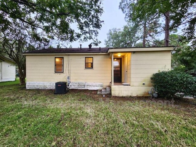 Building Photo - 105 Evora St
