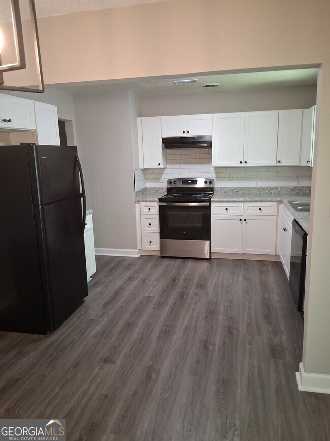 Building Photo - 8229 Queens Dr