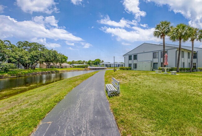 Building Photo - 1011 Green Pine Blvd
