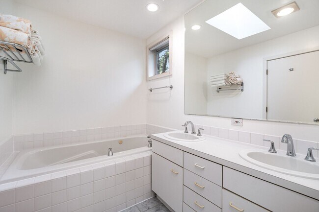 Building Photo - 3Bd/3Ba Seattle House