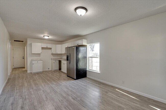 Building Photo - 3BR / 1BA Home for Rent $1750/month — Comfortable Living in Chattanooga