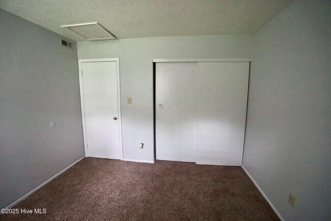 Building Photo - 115 Village Cir