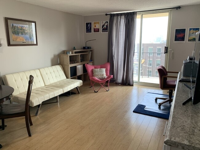 Building Photo - 1212 N La Salle Dr