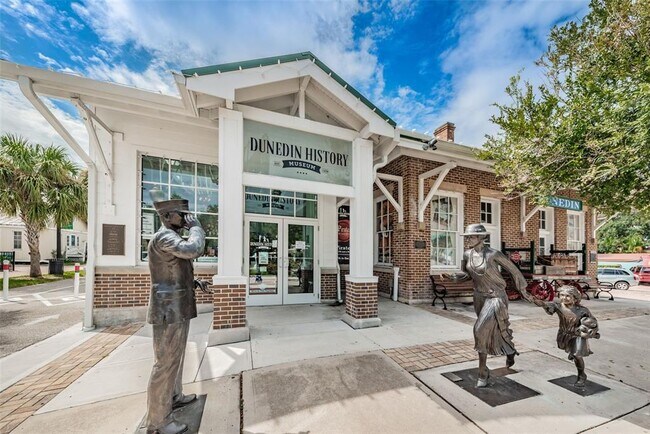 Building Photo - 253 Park Cir S