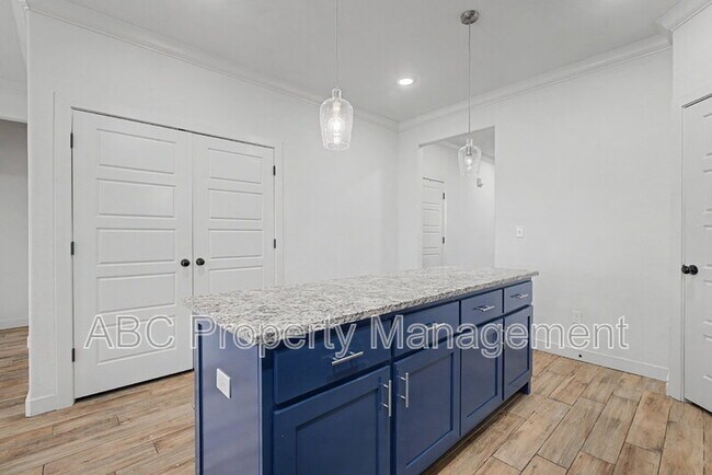 Building Photo - 3213 SW Hillstone Ave