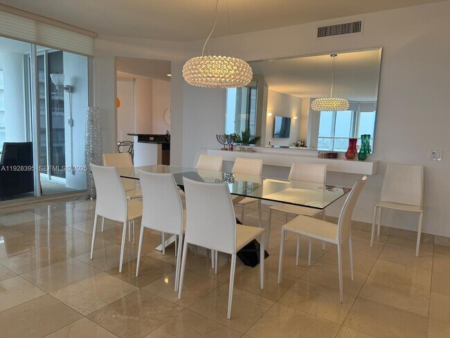 Building Photo - 21150 Point Pl