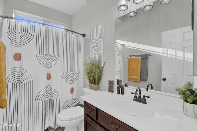 Building Photo - 10226 E Lakeview Ave