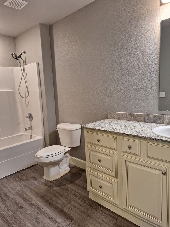 Building Photo - 3 bedroom Duplex