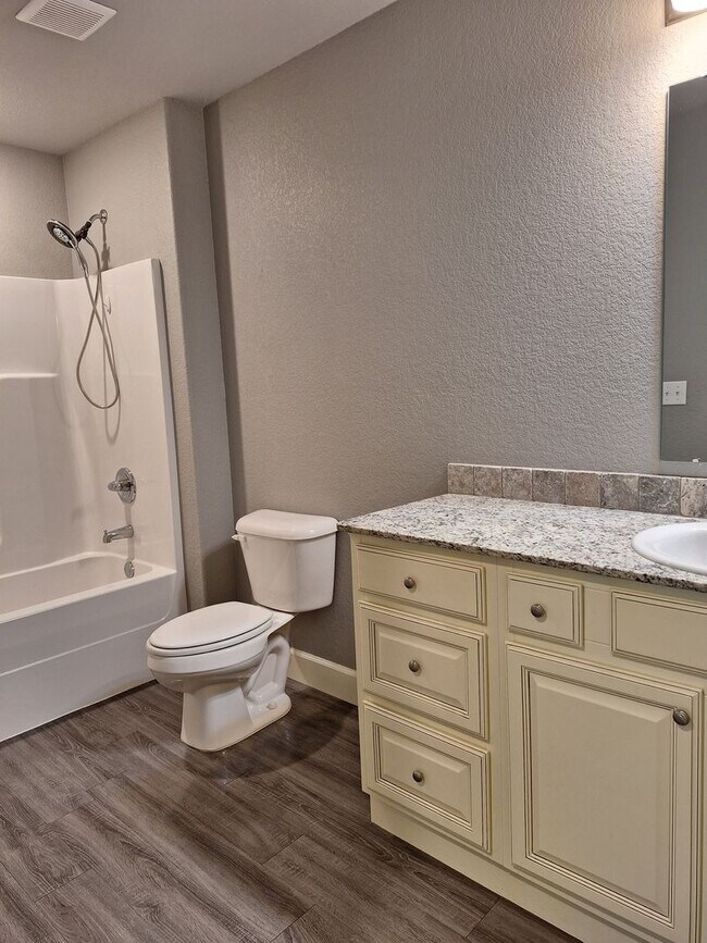 Building Photo - 3 bedroom Duplex with Move in special