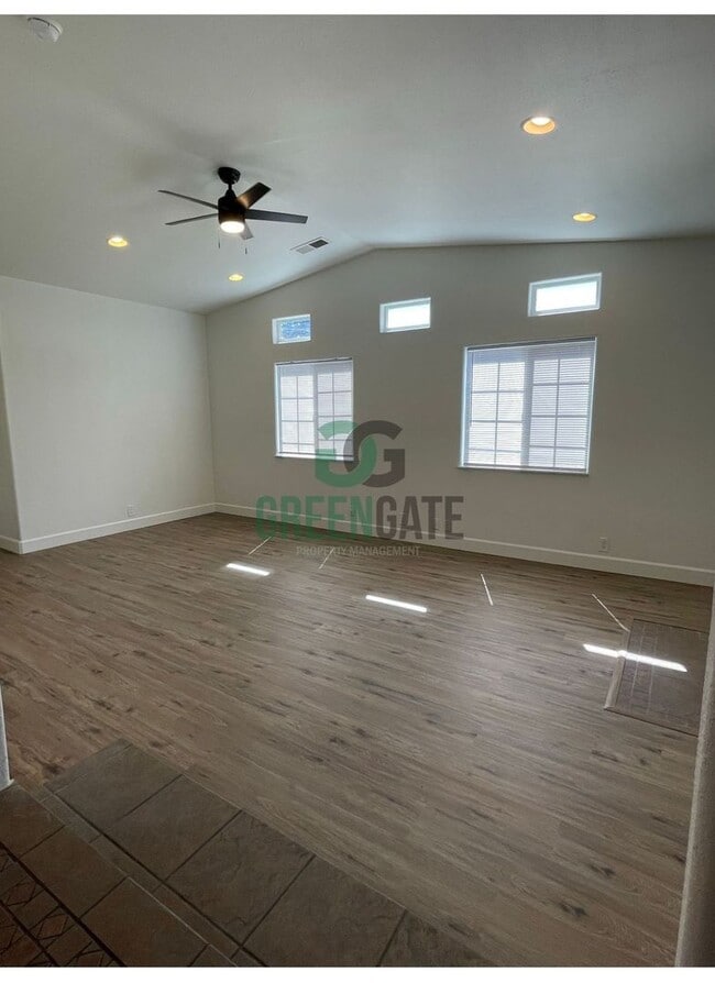 Building Photo - BEAUTIFUL 3 BEDROOM 2 BATH HOME MOVE IN RE...
