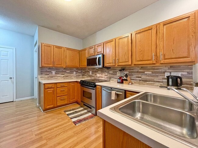 Building Photo - Spacious End Unit Townhome with Fireplace and Vaulted Ceilings is Pet Friendly!