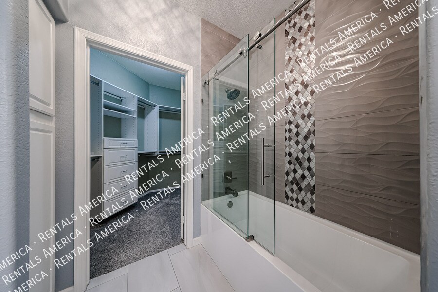 Building Photo - 9555 E Raintree Dr