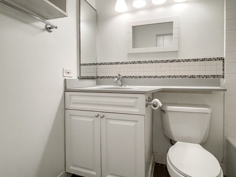 Building Photo - 3660 N Lake Shore Dr