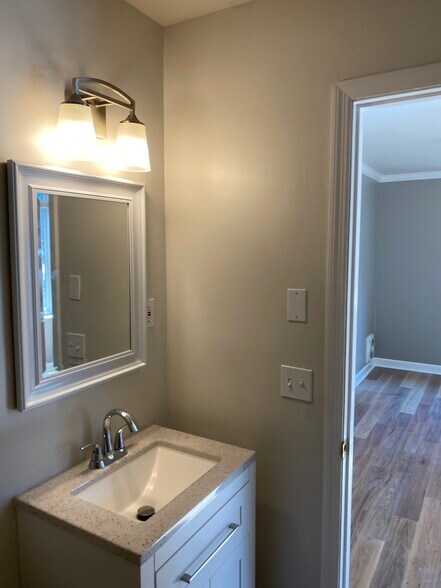 Building Photo - 2601 Hillsboro Pike