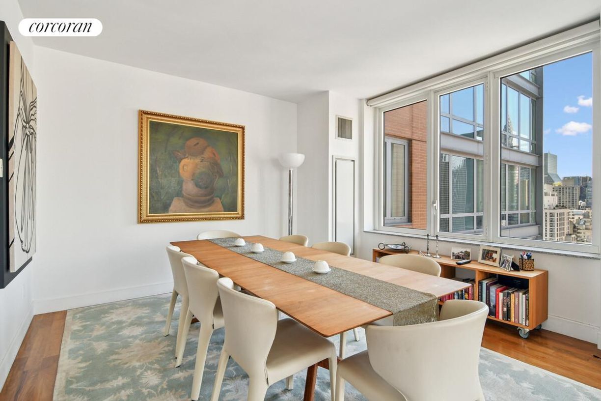 Building Photo - 250 E 53rd St