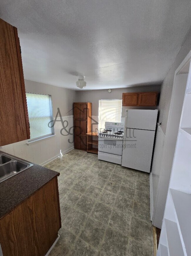 Building Photo - 405 Fieldcrest Dr